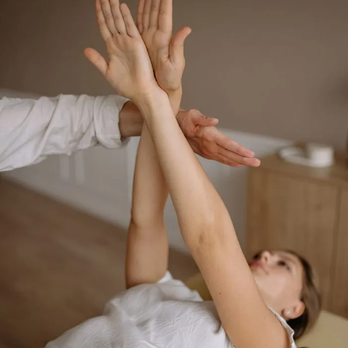 Paciente recibiendo terapia manual en consultorio